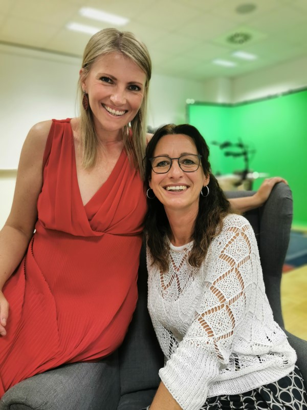 Mentaltrainerin und Energetikerin Angelika Wostal im Gespräch mit Moderatorin Silvia Gaich beim WKO-Podcast „Dein Leben. Deine Persönlichkeit.“
